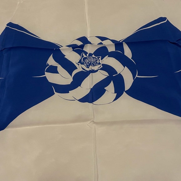 Stunning CHANEL bow design 100% silk scarf, Made in Italy - Picture 2 of 10
